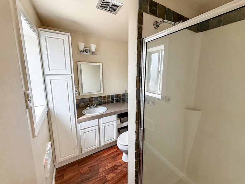 More Photos Of 1002 Central Ave N, Kent Showroom For Sale