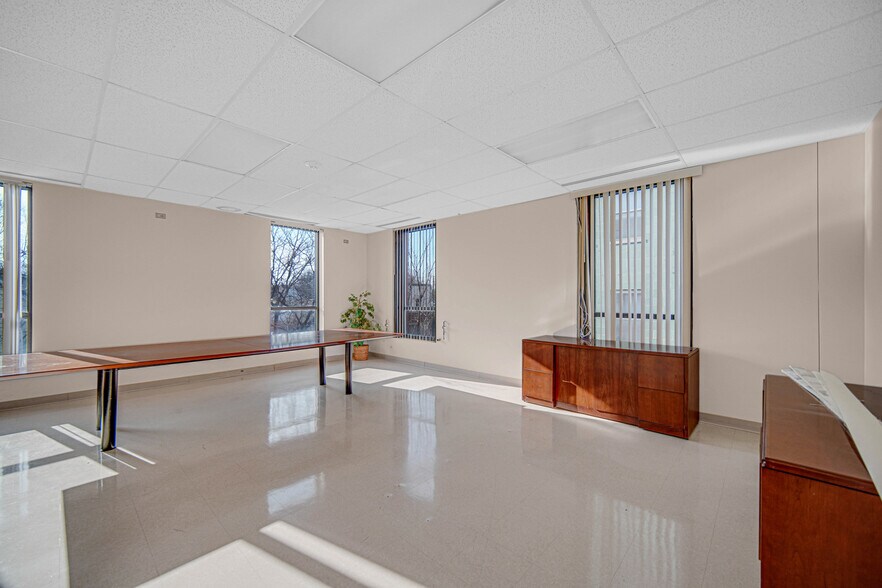 More Photos Of 134 W 111th St, Chicago Office For Lease