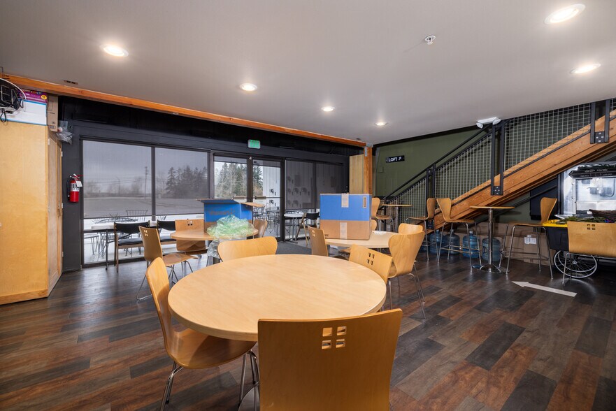 More Photos Of 988-992-996 Fountain St, Burlington Distribution For Lease