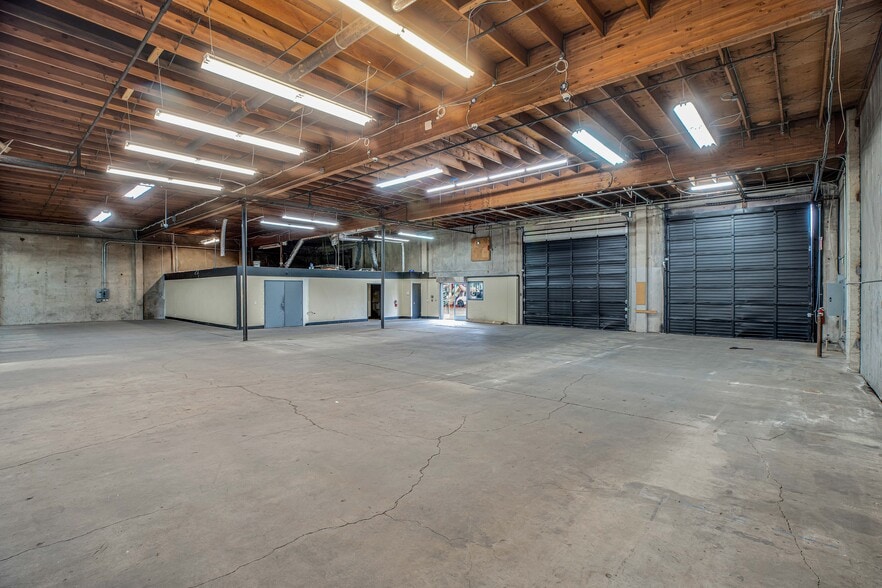 More Photos Of 3365 SE 17th Ave, Portland Warehouse For Lease