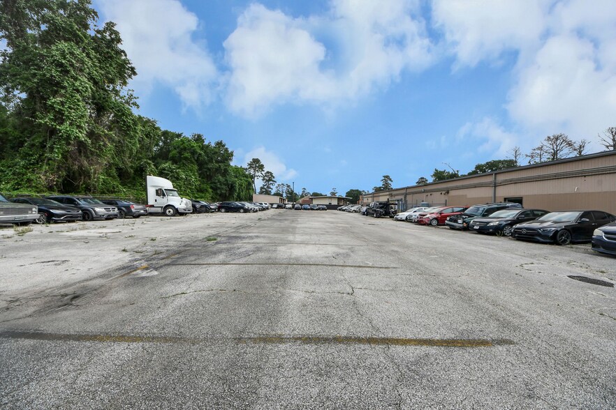 More Photos Of 10814 Woodedge Dr, Houston Warehouse For Sale