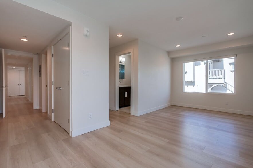 More Photos Of 3449 Ocean Front Walk, San Diego Apartments For Sale