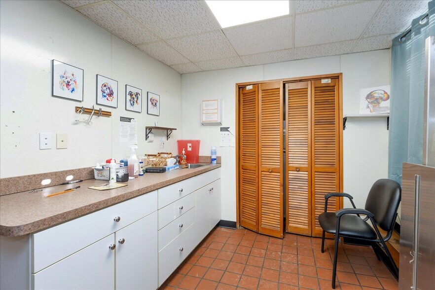 More Photos Of 21 Jackson St, Methuen Veterinarian Kennel For Sale
