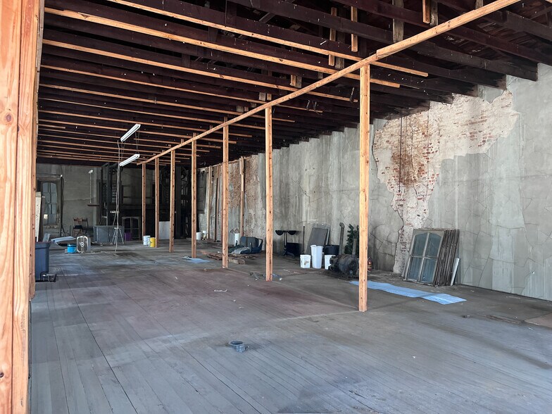 More Photos Of 205 W Alamo St, Brenham General Retail For Sale