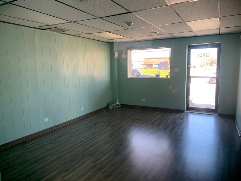 More Photos Of 13901-13909 Kostner St, Crestwood Warehouse For Sale