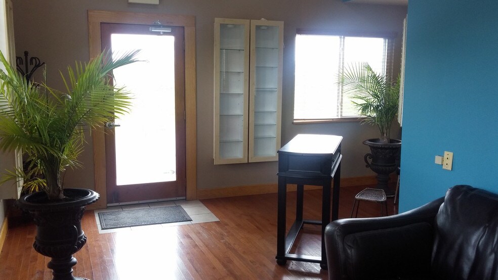 More Photos Of 1041 Shawnee Rd, Lima Freestanding For Lease