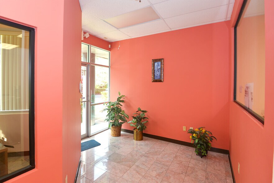 More Photos Of 7751 Kingspointe Pky, Orlando Light Distribution For Lease