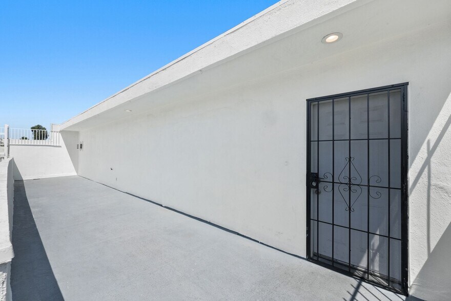 More Photos Of 19621-19623 1/2 Ventura Blvd, Tarzana Storefront Retail Residential For Sale