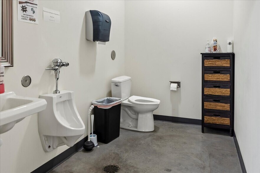 More Photos Of 1001 High Prairie Dr, Athens Freestanding For Sale