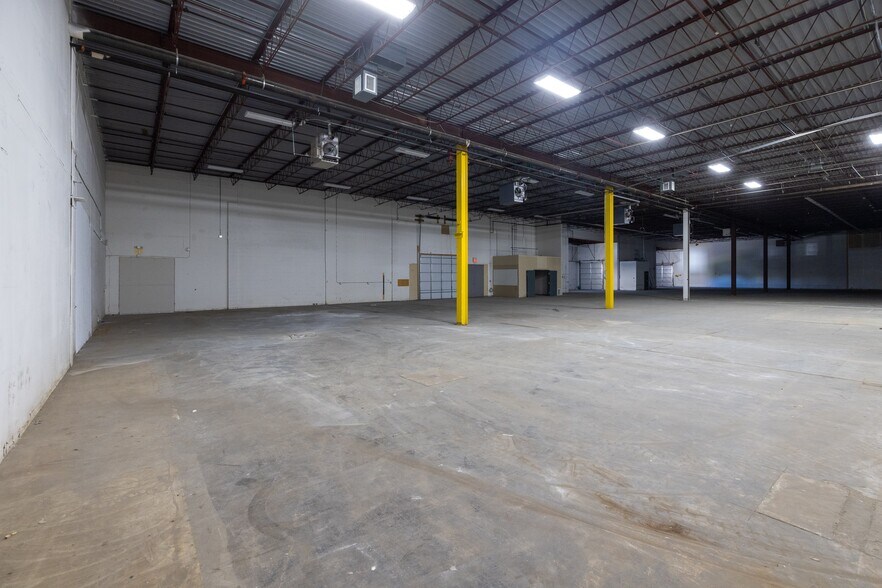 More Photos Of 5600-5628 Lincoln Dr, Edina Light Distribution For Lease