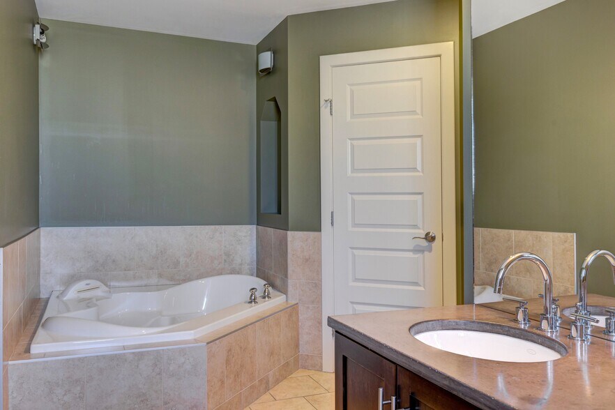 More Photos Of 1812 14A St SW, Calgary Office Residential For Sale