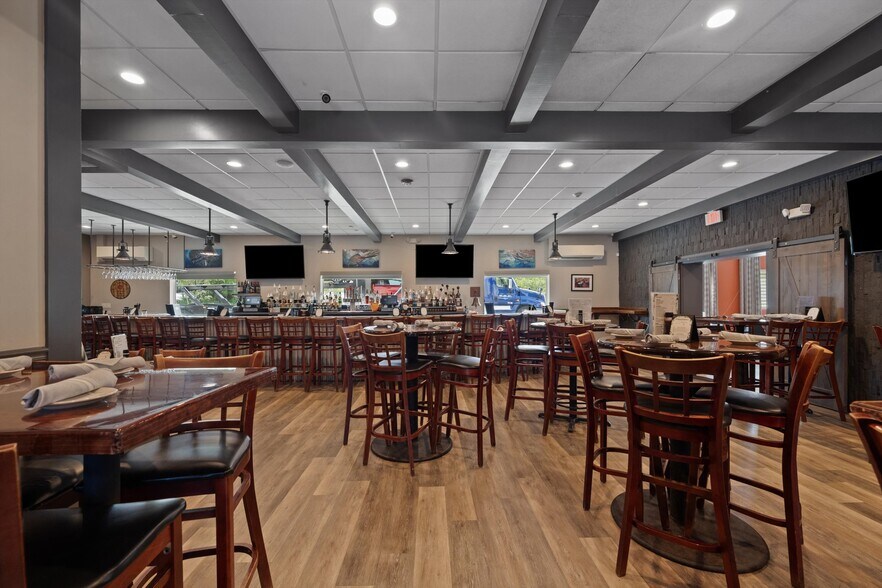 More Photos Of 514 NW Dixie Hwy, Stuart General Retail For Sale