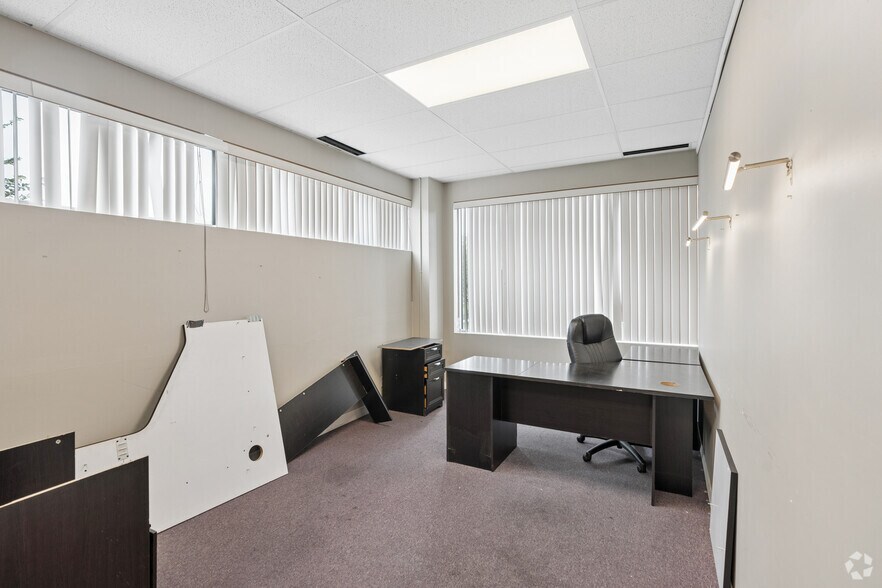 More Photos Of 4425 W 63rd St, Chicago Office For Lease