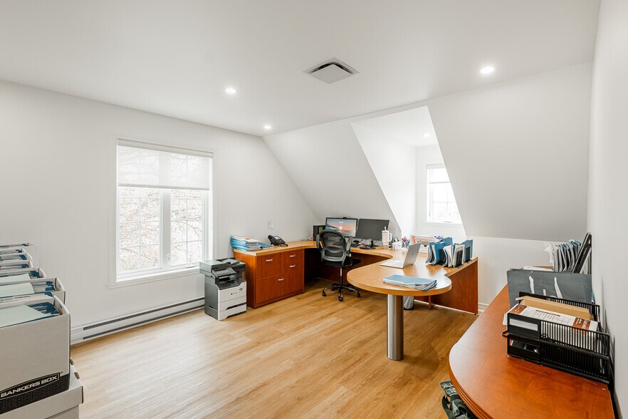 More Photos Of 675 Boul Samson, Laval Office For Sale
