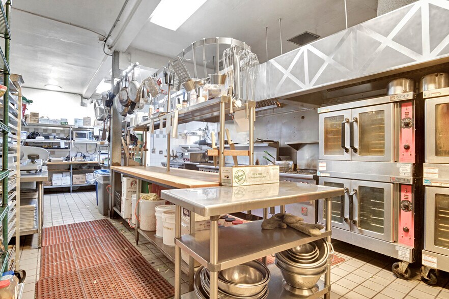 More Photos Of 2214 Stoner Ave, Los Angeles Freestanding For Lease