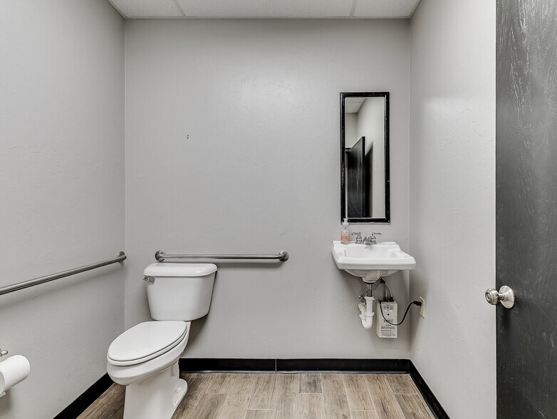 More Photos Of 17311 NE 23rd St, Choctaw Office For Sale