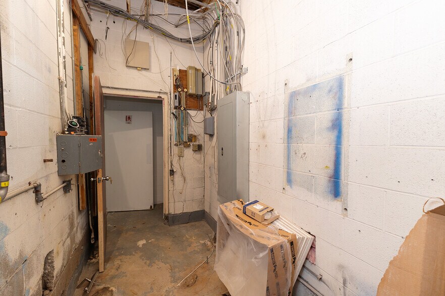 More Photos Of 2234 S Oliver St, Wichita Freestanding For Sale