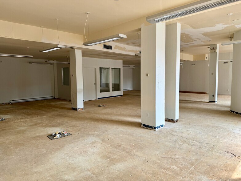 More Photos Of 920 Boul De Maisonneuve E, Montréal General Retail For Sale