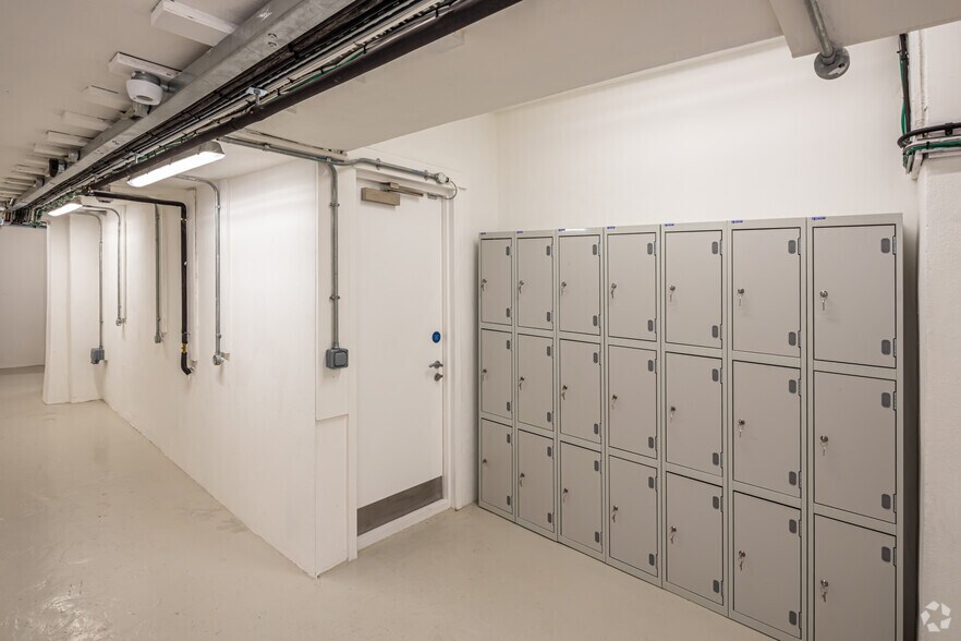 More Photos Of 10 Great Castle St, London Office For Lease