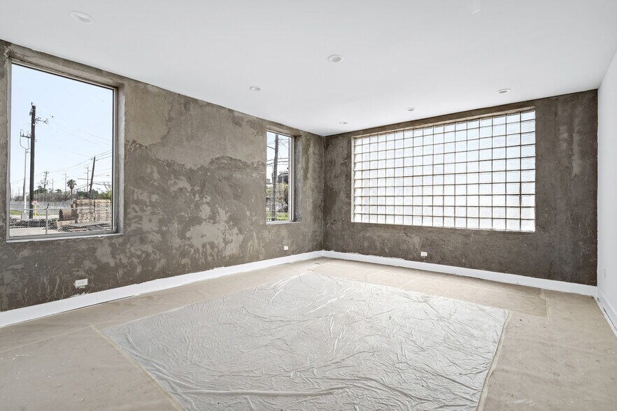 More Photos Of 5611 Clinton Dr, Houston Warehouse For Lease