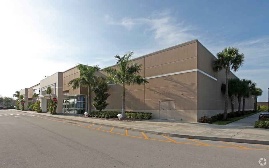 More Photos Of 2751 NW Mall Cir, Jensen Beach Department Store For Sale