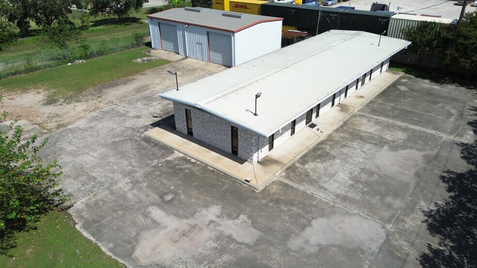 More Photos Of 3419 Trailmobile Dr, Houston Office For Sale