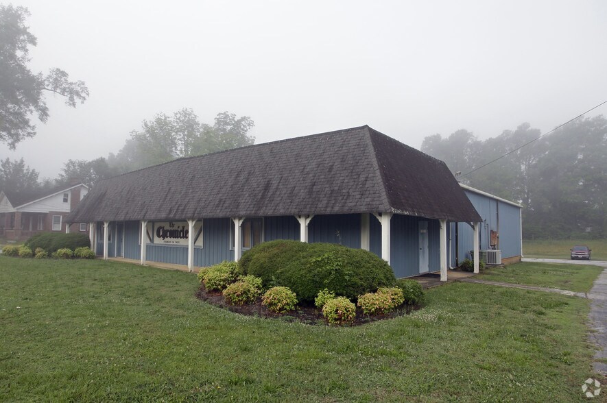 More Photos Of 513 N Broad St, Clinton Light Distribution For Sale