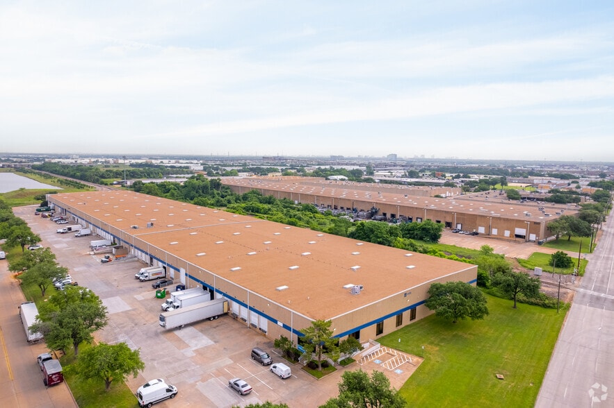More Photos Of 11410-11420 Mathis Ave, Farmers Branch Distribution For Lease