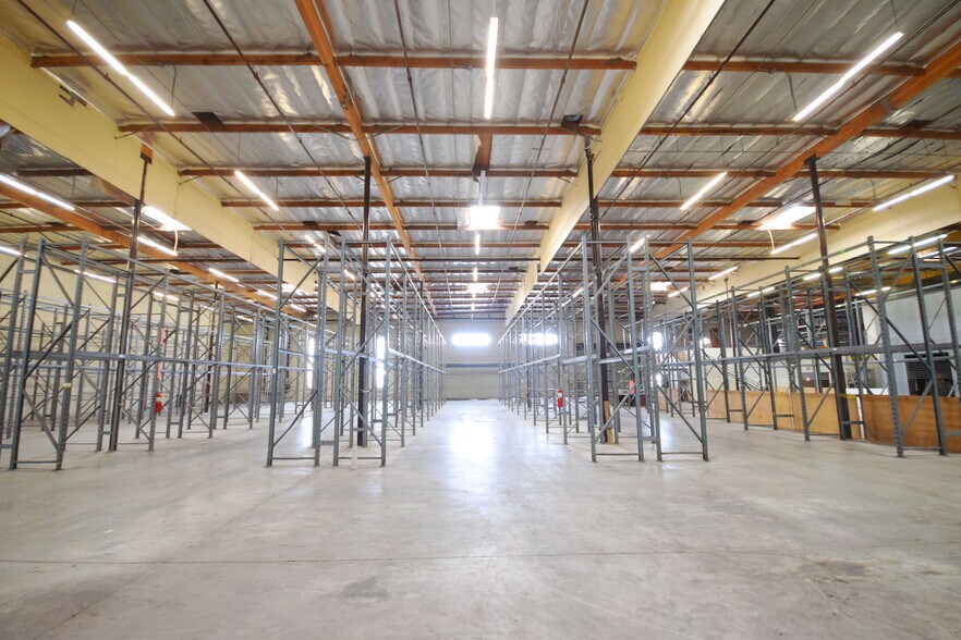 More Photos Of 2335 E 27th St, Los Angeles Warehouse For Lease