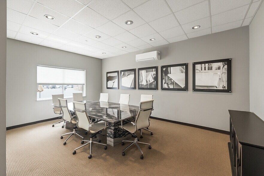 More Photos Of 15 Grumman Rd W, Bethpage Manufacturing For Lease