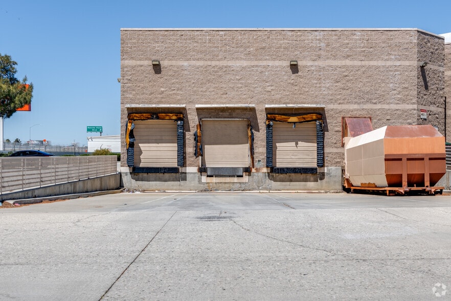 More Photos Of 330 W Rancho Vista Blvd, Palmdale Unknown For Lease