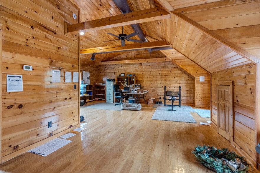 More Photos Of 11501 Popes Head Rd, Fairfax Garden Center For Sale