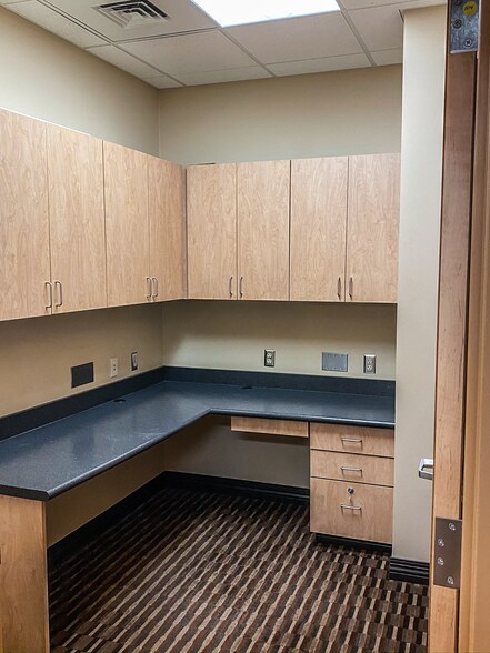 More Photos Of 323 E Riverside Dr, Eagle Medical For Lease