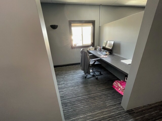 More Photos Of 170 W Circle Dr, Saint Charles Manufacturing For Lease