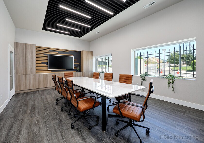 More Photos Of 1201 W Fourth Plain Blvd, Vancouver Flex For Sale