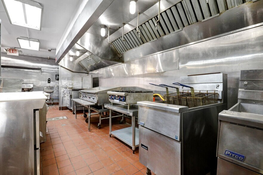 More Photos Of 323 S Main St, Eaton Rapids Freestanding For Sale