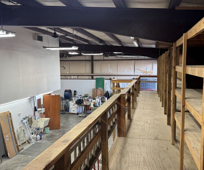 More Photos Of 1301 S Powell Rd, Independence Industrial For Lease