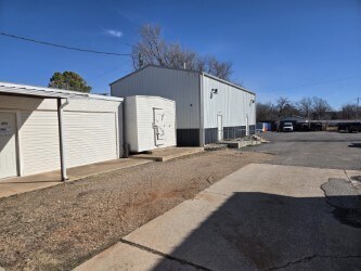 More Photos Of 1813 N Harrison St, Shawnee Flex For Lease