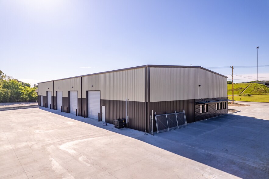 More Photos Of 3801 W 51st St, Tulsa Warehouse For Lease