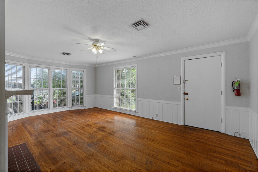 More Photos Of 208 S 31st St, Corsicana Flex For Sale
