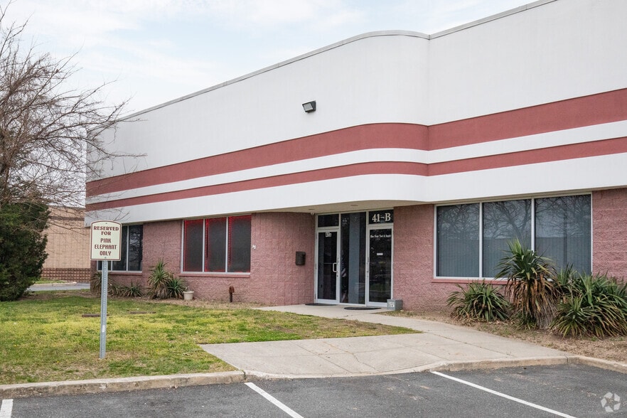 More Photos Of 41 Keyland Ct, Bohemia Warehouse For Lease