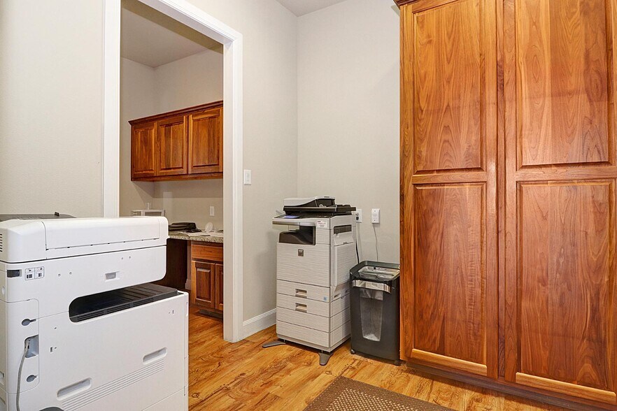 More Photos Of 8122 Whisper Oak, San Antonio Office For Sale