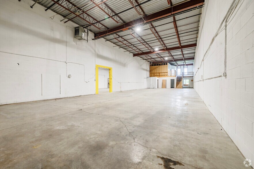 More Photos Of 4800 Boul Kimber, Longueuil Warehouse For Lease