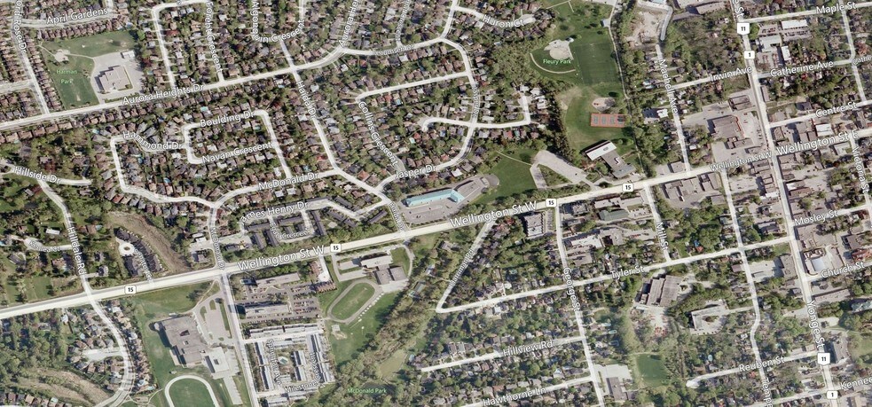 More Photos Of 126 Wellington St W, Aurora Freestanding For Lease