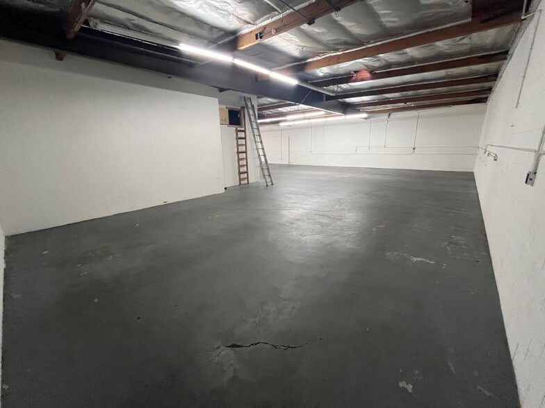 More Photos Of 16146 Leadwell St, Van Nuys Warehouse For Lease