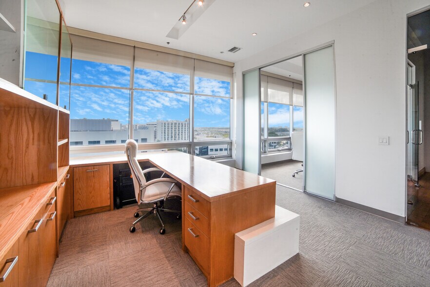 More Photos Of 20900 NE 30th Ave, Aventura Office Residential For Lease