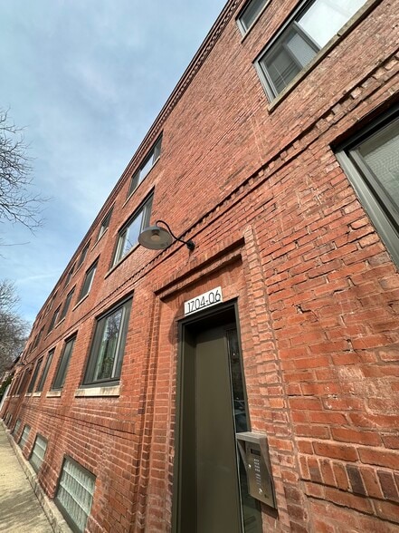 More Photos Of 6100-6104 N Paulina, Chicago Apartments For Sale