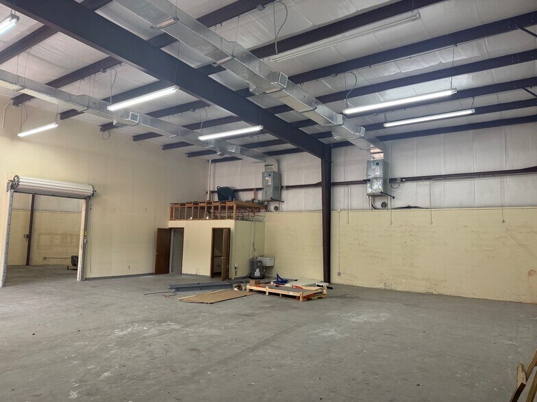 More Photos Of 1091 Progress Ct, Palm Harbor Warehouse For Lease