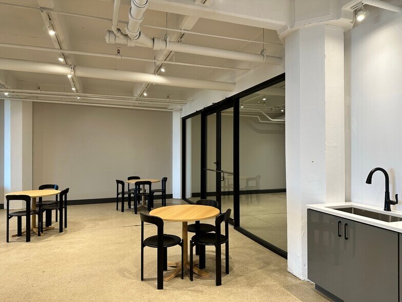 More Photos Of 329 W 18th St, Chicago Light Manufacturing For Lease