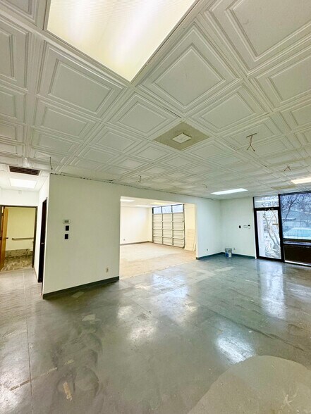 More Photos Of 10606 Shady Trl, Dallas Showroom For Sale